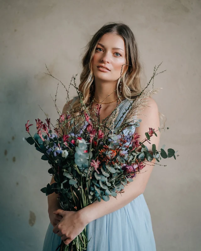 JEDER IST FOTOGEN
„Ich bin nicht so fotogen“, oder „Ich mag mich auf Fotos gar nicht“. Das sind Sätze, die ich bestimmt bei fast jedem Shooting höre und dann freue ich mich, denn ich weiß genau: DAS mal überhaupt nicht! Unfotogen geht nicht, gibt‘s nicht. 
Ich finde an jedem Menschen etwas schön. Natürlich gibt es Menschen, die auf Fotos toll rüberkommen und die ganz selbstsicher vor der Kamera sind. Wie Lena hier zum Beispiel. Aber wenn ich an Lena denke, dann denke ich gar nicht in erster Linie daran, wie großartig sie immer vor meiner Kamera ist, sondern wie sehr sie Tiere liebt, sie sich für Hunde einsetzt (mittlerweile hat sie glaube ich vier Zuhause), wie liebevoll sie mit einem spricht und dass sie einfach ein warmer Mensch ist. DAS macht sie für mich schön. 
Ich arbeite jeden Tag mit jungen Menschen deren Selbstbewusstsein oft so sehr angekratzt ist. Daran sind mitunter die sozialen Medien und die damit einhergehende Vergleichbarkeit verantwortlich. Wir haben 50% mehr Essstörungen im Vergleich zu 2019 wie eine Studie der DAK im letzten Jahr ergeben hat. Das macht mich extrem traurig. Gerade weil ich finde, dass Schönheit so viele Facetten hat. 
Fotoshootings können einen enormen Impact auf das Selbstbewusstsein haben, ich setze das teilweise bei der Arbeit ein und bin sehr dankbar, dass ich diese Ressource habe. 2025 würde ich sie sehr gerne mehr nutzen.