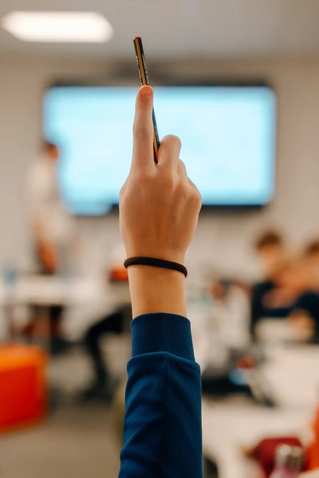 Ich liebe es, dass meine Business Fotografie mich immer an Orte bringt, die mich inspirieren, interessieren und vor allem mir viele Learnings gibt. So auch die  @zukunftsschulewettringen .
Eine unglaublich beeindruckende, innovative Schule mit und im Herzen von Wettringen. Hier läuft alles ein bisschen anders. “Es ist wie zuhause nur mit Lernen” hat mir ein Schüler gesagt. Schauen wir doch mal ein bisschen hinter die Kulissen. Alles ist hochmodern und digital. Aber auch das Zwischenmenschliche kommt nicht zu kurz. Lehrer:innen heißen in diesem Sinne hier: Lernbegleiter:innen Es gibt keine Klassenzimmer. Jede:r Schüler:in hat in den “Silentien” einen eigenen Schreibtisch - von der 5ten bis zur 10ten Klasse. Hier kann/ muss man in Ruhe arbeiten. Unterricht findet in den Auditorien statt. Die Schullleiterin Melanie führt die Schule mit einer riesen Portion Schwung, Motivation, Humor und Wertschätzung. Ich bin extrem beeindruckt und konnte auch für unsere Schule ganz viele Ideen mitnehmen.